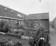 53025 Gezicht op de achterzijde van de huizen De Bazelstraat 34-36 te Utrecht met de tuin en de rechter zijgevel van ...